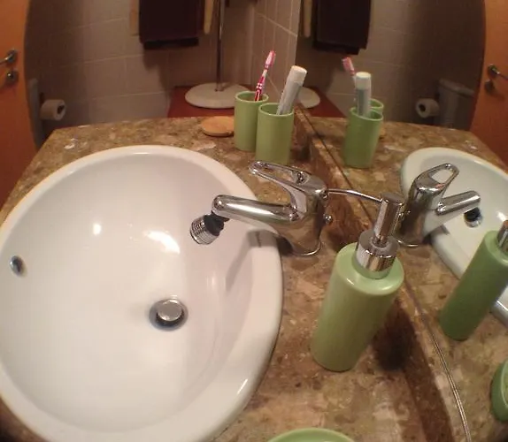 里斯本机场公寓 *